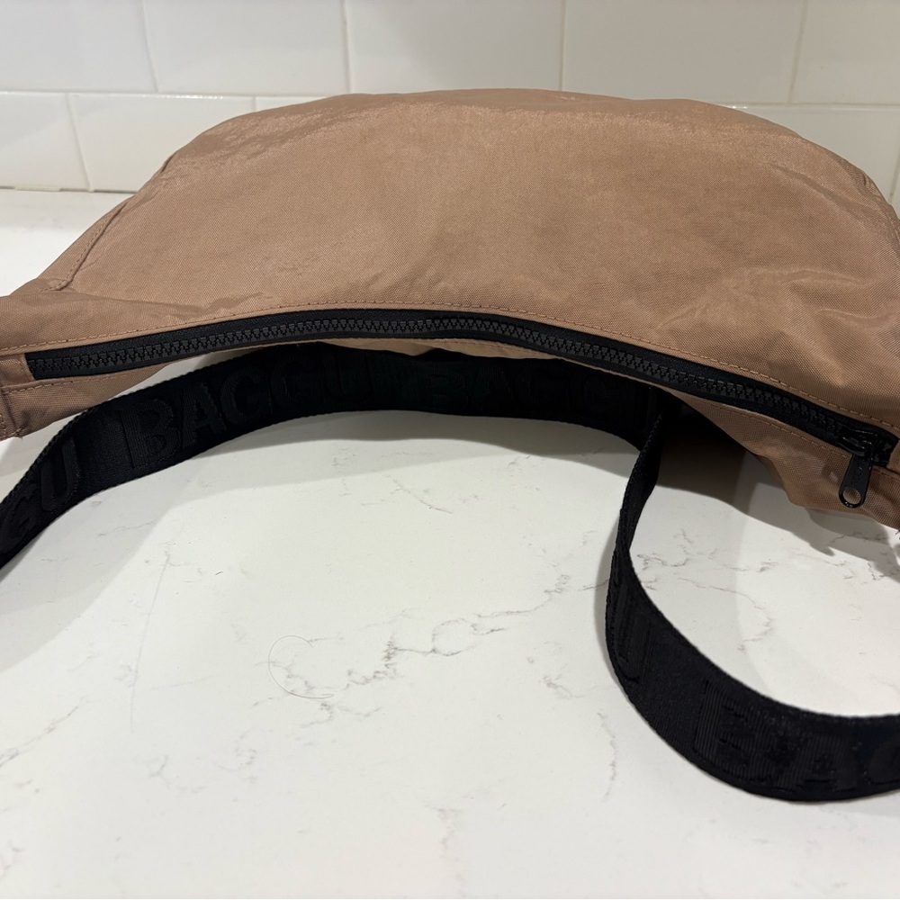 BAGGU medium crescent crossbody in cocoa - Picture 2 of 4